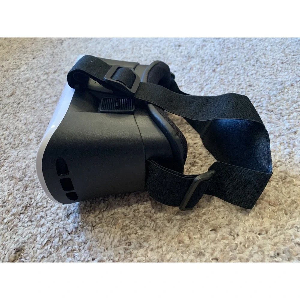 Virtual Reality VR Headset by‎ Vivitar Dream On VR-180 White